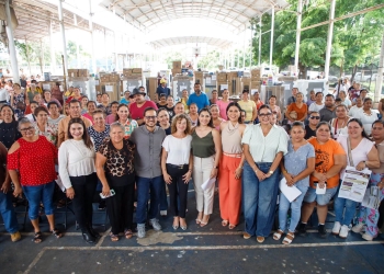la gobernadora Indira Vizcaíno Silva encabezó la primera entrega de equipamiento para 183 comedores escolares y comunitarios de los municipios de Armería, Minatitlán, Manzanillo y Tecomán.