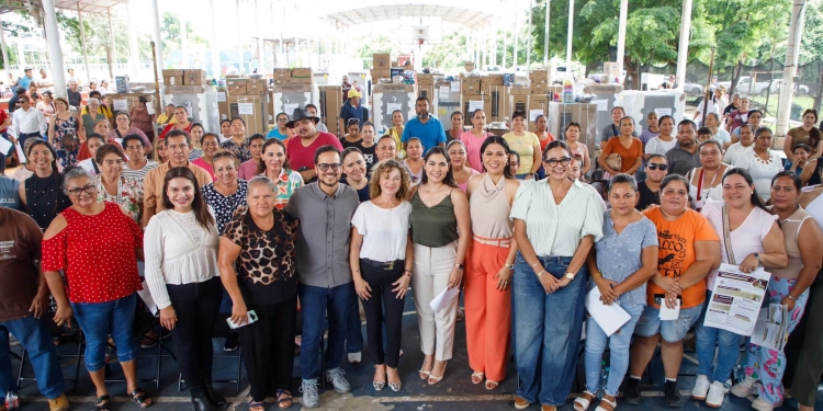la gobernadora Indira Vizcaíno Silva encabezó la primera entrega de equipamiento para 183 comedores escolares y comunitarios de los municipios de Armería, Minatitlán, Manzanillo y Tecomán.