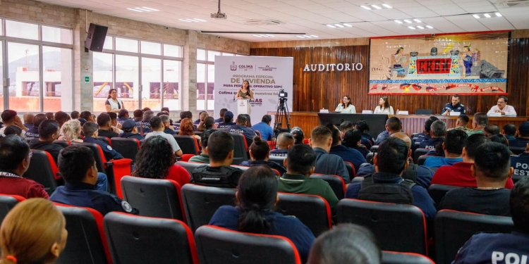 La gobernadora Indira Vizcaíno Silva presentó este martes en Manzanillo el programa especial “Colima es casa de nuestros Héroes”, mediante el cual se facilitará el acceso a una vivienda a 250 elementos operativos de la Secretaría de Seguridad y Protección Ciudadana Colima.