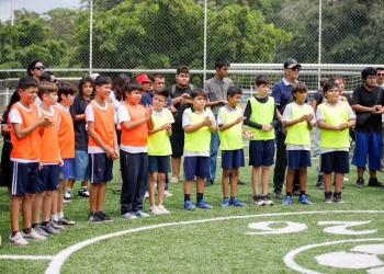 La gobernadora Indira Vizcaíno Silva entregó en Manzanillo una nueva cancha de Fútbol 5, un espacio que fortalecerá la práctica deportiva, la convivencia comunitaria y el desarrollo de niñas, niños y juventudes.
