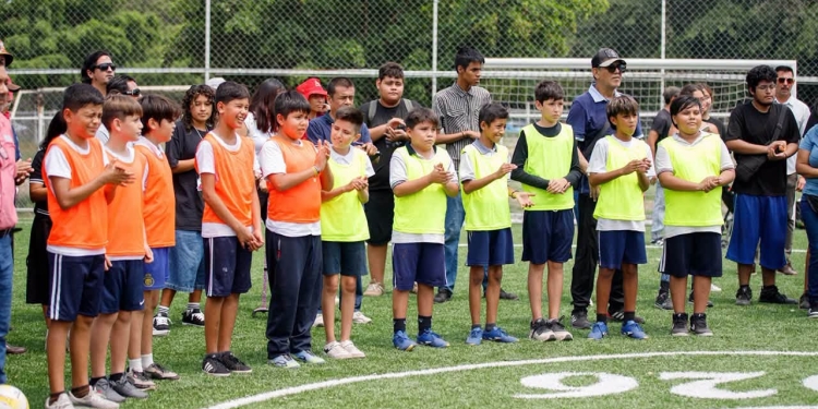 La gobernadora Indira Vizcaíno Silva entregó en Manzanillo una nueva cancha de Fútbol 5, un espacio que fortalecerá la práctica deportiva, la convivencia comunitaria y el desarrollo de niñas, niños y juventudes.