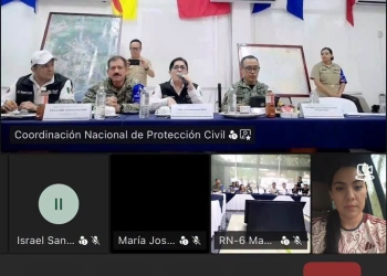 La gobernadora Indira Vizcaíno Silva participó la tarde de este martes en la reunión del Puesto de Comando Unificado, instalado en la Sexta Región Naval en Manzanillo, donde se dio seguimiento a las medidas preventivas que se mantienen en Colima ante la evolución del huracán ‘Polo’.