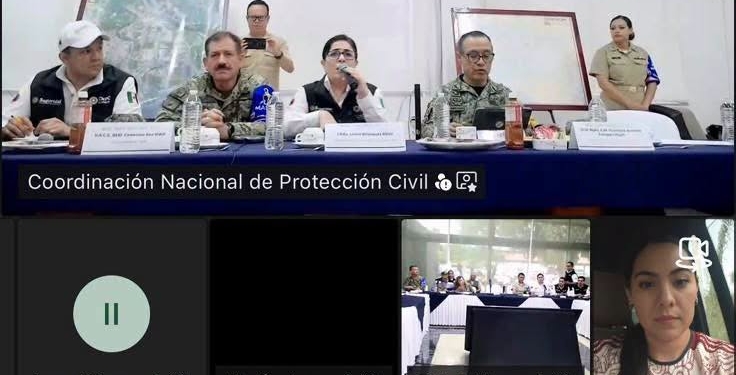 La gobernadora Indira Vizcaíno Silva participó la tarde de este martes en la reunión del Puesto de Comando Unificado, instalado en la Sexta Región Naval en Manzanillo, donde se dio seguimiento a las medidas preventivas que se mantienen en Colima ante la evolución del huracán ‘Polo’.