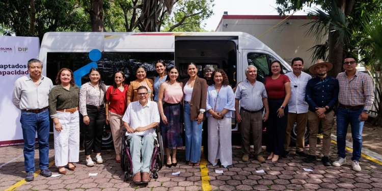 La gobernadora Indira Vizcaíno Silva entregó dos vehículos adaptados al Centro de Rehabilitación y Educación Especial (CREE), fortaleciendo las condiciones de traslado y atención para las personas con discapacidad.