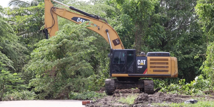 H. ayuntamiento de manzanillo refuerza labores de limpieza tras los efectos del huracán Simón