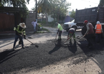 H. ayuntamiento de manzanillo, Brigadas de bacheo llegan a Barrio IV para mejorar las vialidades y la movilidad en el municipio