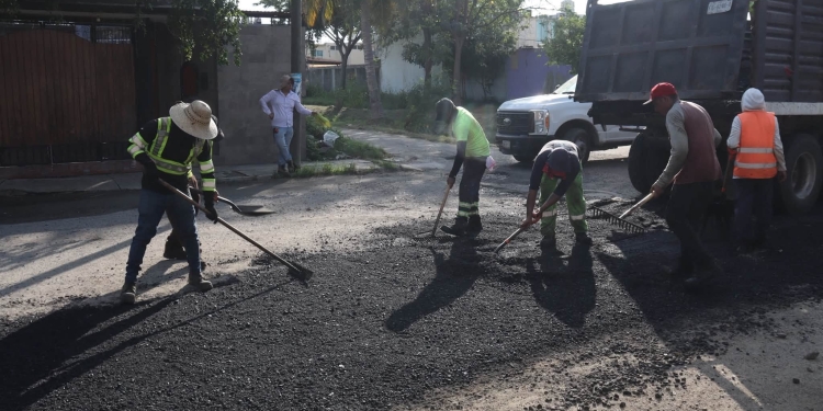 H. ayuntamiento de manzanillo, Brigadas de bacheo llegan a Barrio IV para mejorar las vialidades y la movilidad en el municipio