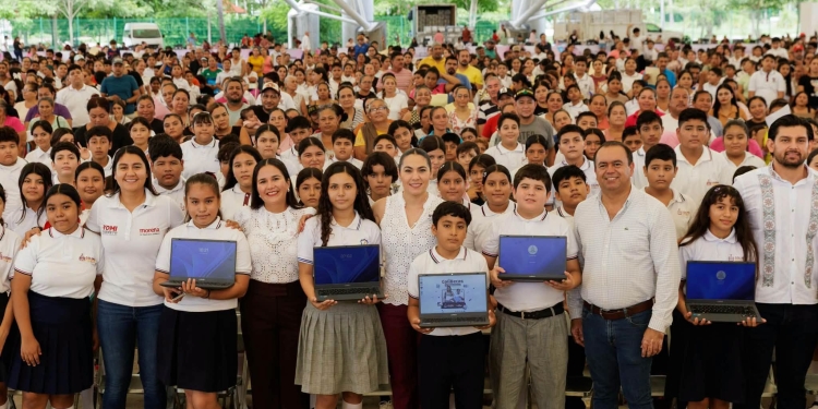 GOBIERNO COLIMA-¡Hoy llegamos a Tecomán! Por quinto año consecutivo, la gobernadora Indira Vizcaíno Silva continúa con las entregas de #ColiBecasComputadoras.