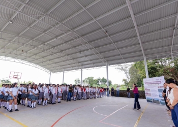 Cuando gobierno y familias trabajan de la mano, las necesidades de las escuelas pueden convertirse en soluciones.
