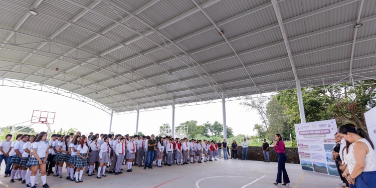 Cuando gobierno y familias trabajan de la mano, las necesidades de las escuelas pueden convertirse en soluciones.