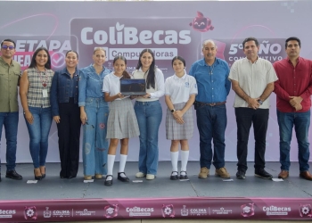 Indira Vizcaíno fortalece la educación; entregó 464 ColiBecas Computadoras a estudiantes de secundaria y licenciatura en Comala