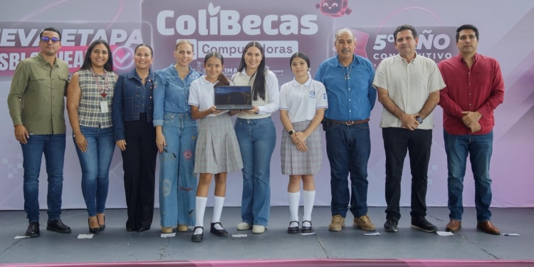 Indira Vizcaíno fortalece la educación; entregó 464 ColiBecas Computadoras a estudiantes de secundaria y licenciatura en Comala