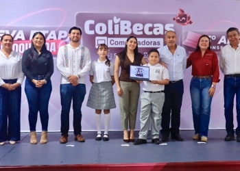 Indira Vizcaíno entrega 1,805 ColiBecas Computadoras gratuitas a estudiantes de secundarias de Villa de Álvarez