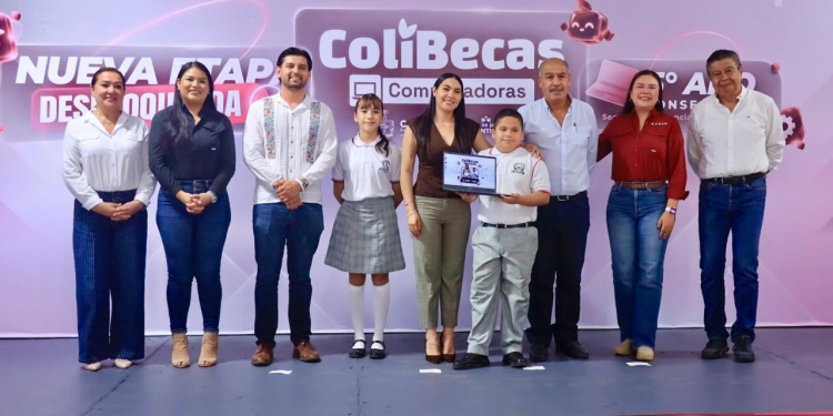 Indira Vizcaíno entrega 1,805 ColiBecas Computadoras gratuitas a estudiantes de secundarias de Villa de Álvarez