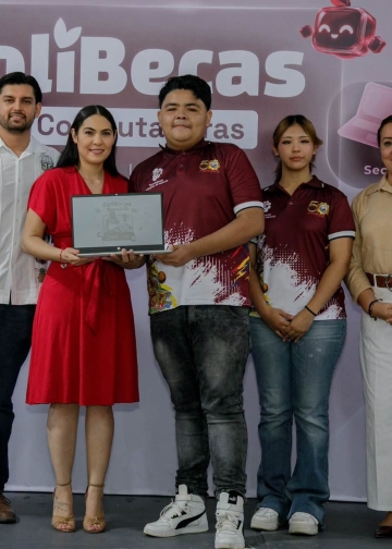 Gobierno de Colima /Indira Vizcaíno entrega casi 1,200 ColiBecasComputadoras a estudiantes del Tec de Colima