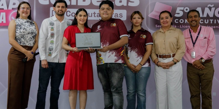 Gobierno de Colima /Indira Vizcaíno entrega casi 1,200 ColiBecasComputadoras a estudiantes del Tec de Colima